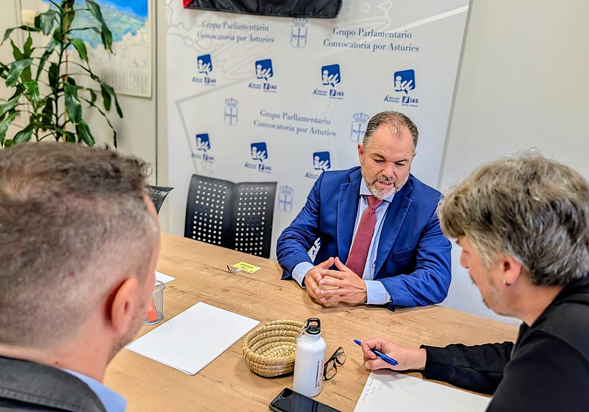 Carlos Paniceres, presidente de la Cámara de Comercio de Oviedo, durante el encuentro con el diputado de IU, Xabel Vegas.