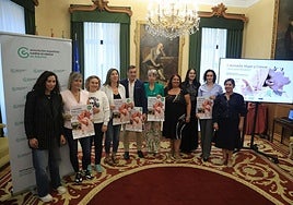 El edil Jorge Pañeda, con representantes de la Asociación Española Contra el Cáncer y participantes en la jornada.