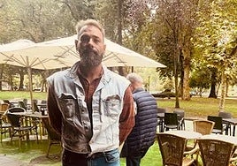 Arturo González Zapico paseando por Sama