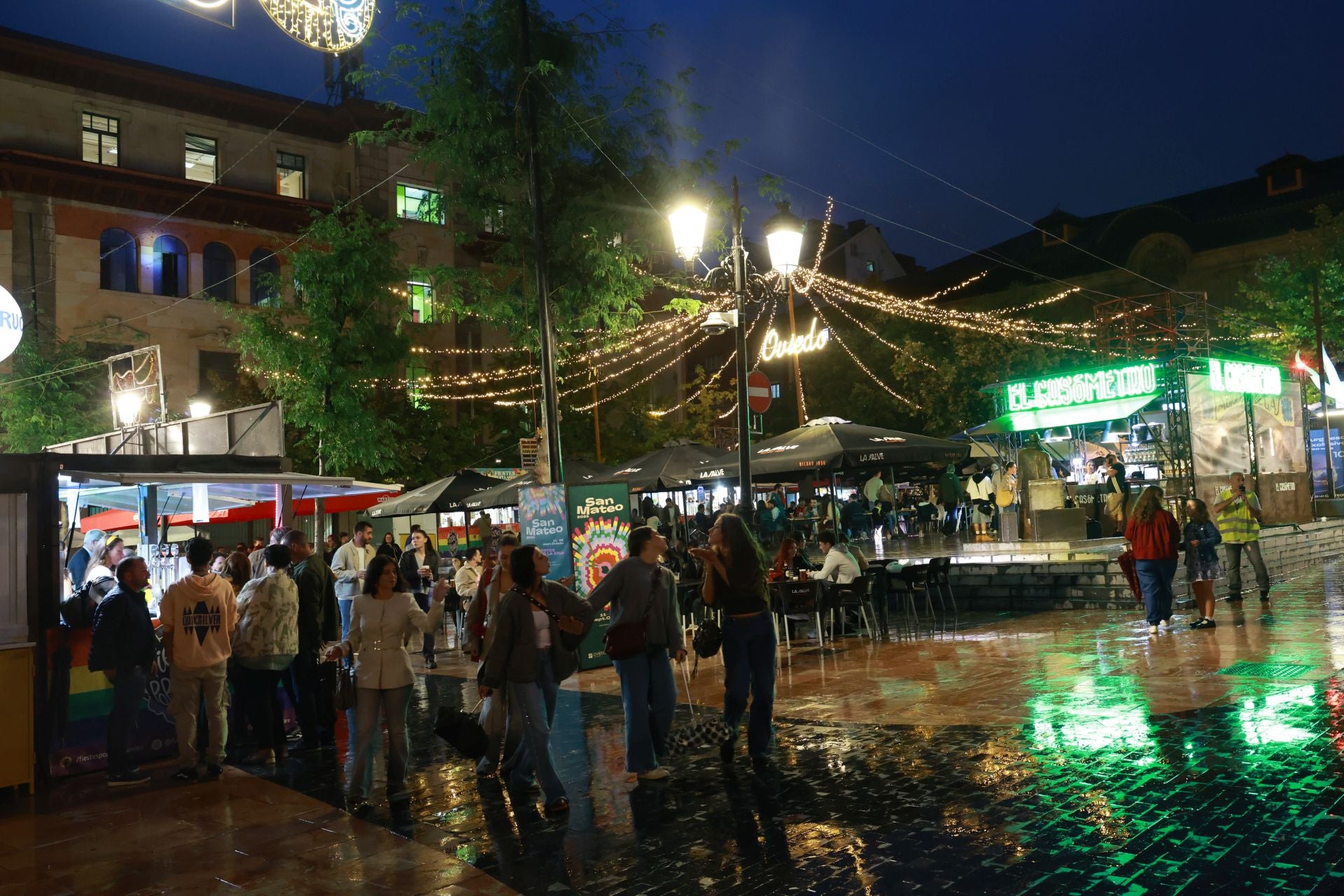 Mucha cerveza, cócteles y mojitos en la inauguración de las casetas de las fiestas de San Mateo en Oviedo