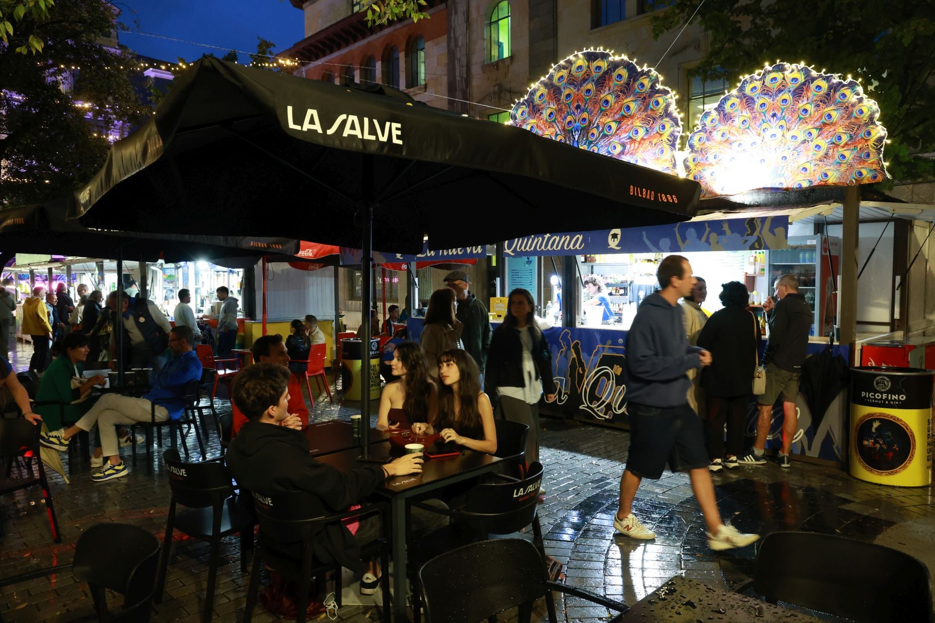 Mucha cerveza, cócteles y mojitos en la inauguración de las casetas de las fiestas de San Mateo en Oviedo