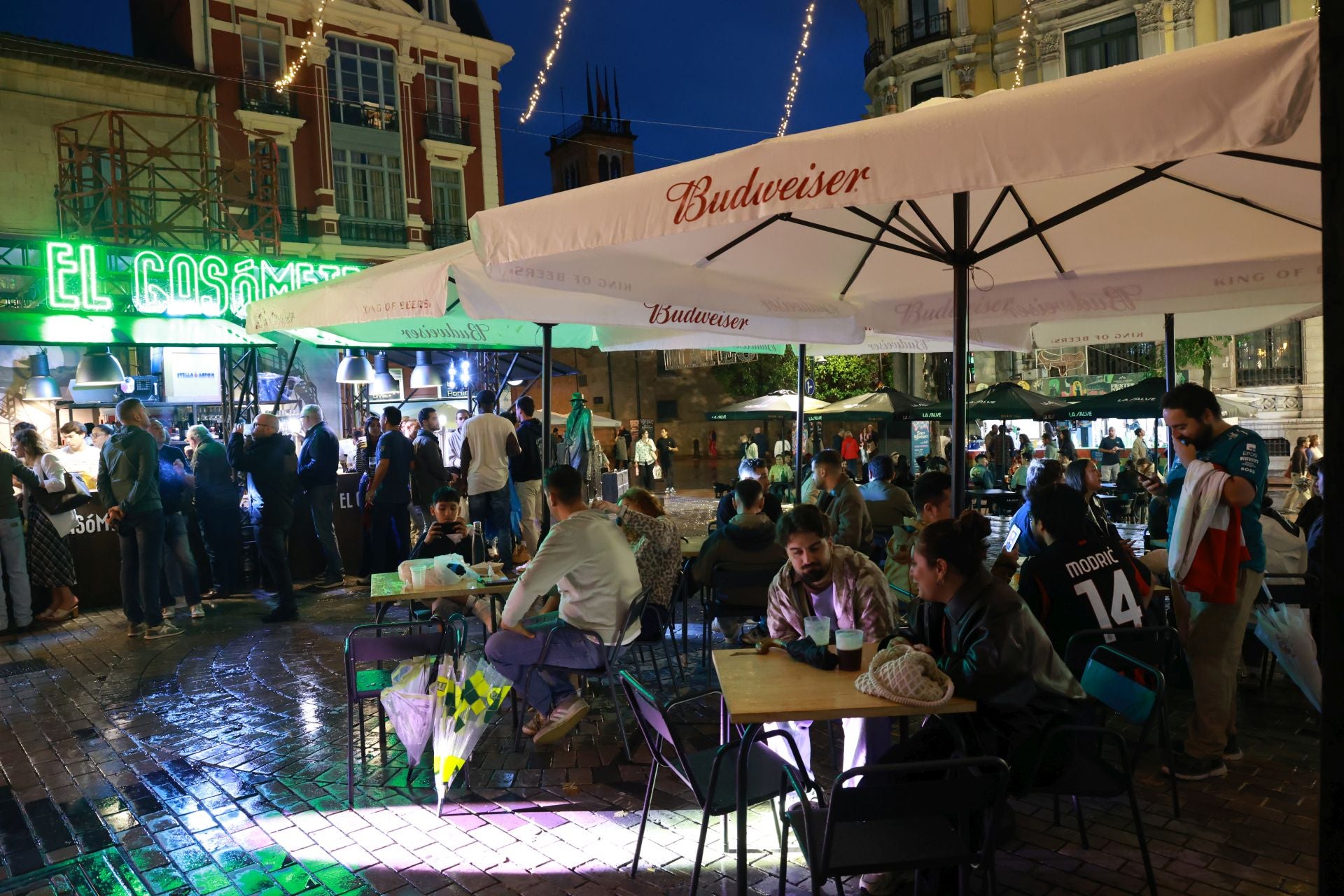 Mucha cerveza, cócteles y mojitos en la inauguración de las casetas de las fiestas de San Mateo en Oviedo