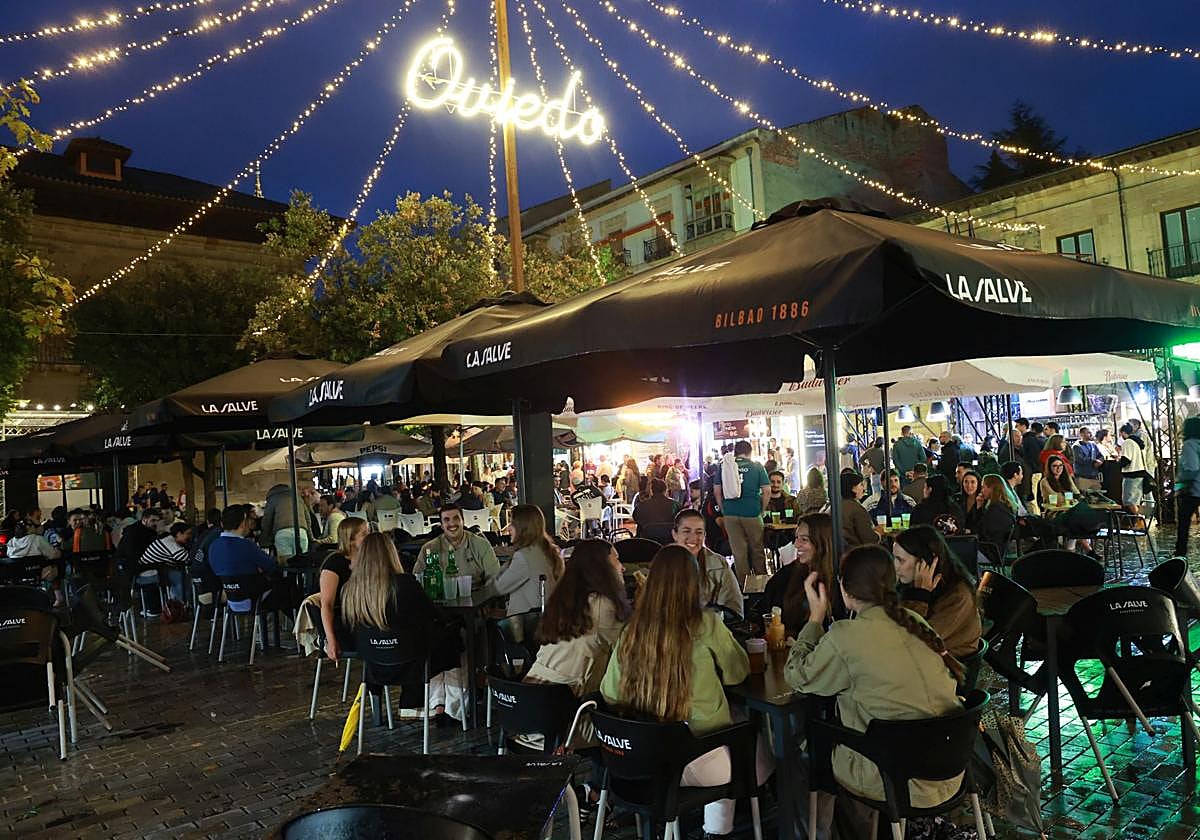Mucha cerveza, cócteles y mojitos en la inauguración de las casetas de las fiestas de San Mateo en Oviedo