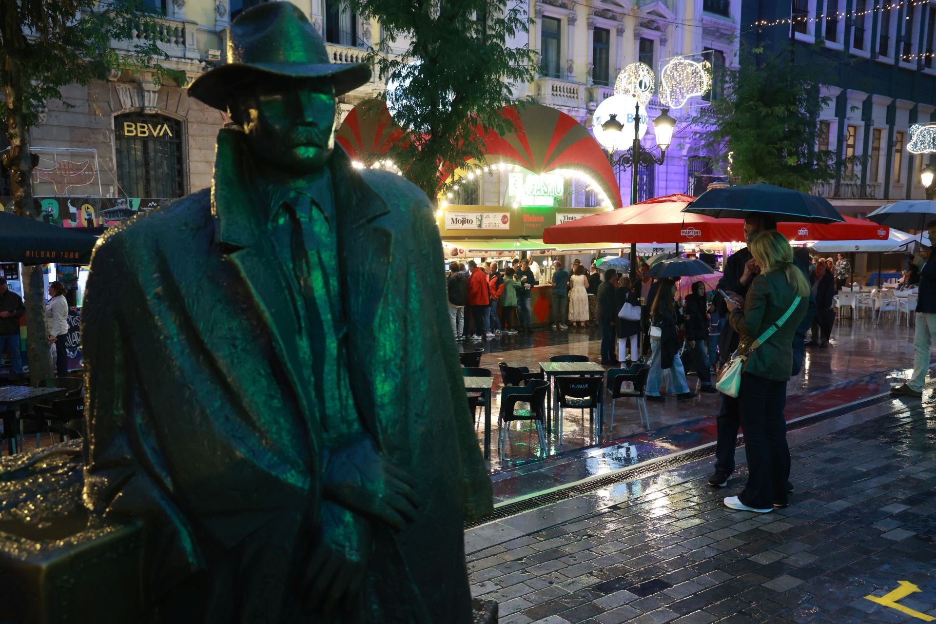 Mucha cerveza, cócteles y mojitos en la inauguración de las casetas de las fiestas de San Mateo en Oviedo