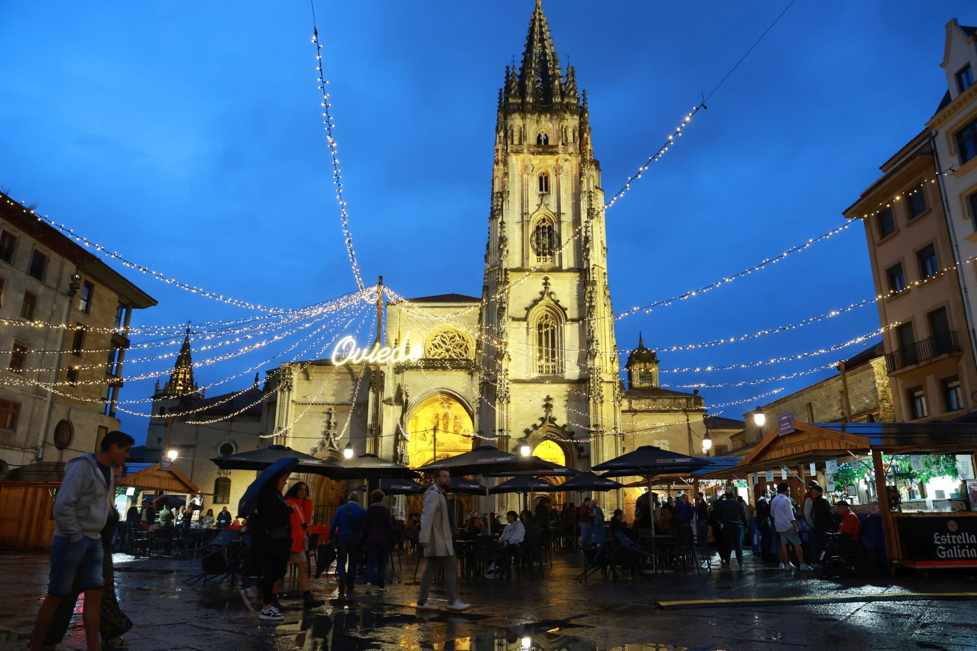 Mucha cerveza, cócteles y mojitos en la inauguración de las casetas de las fiestas de San Mateo en Oviedo