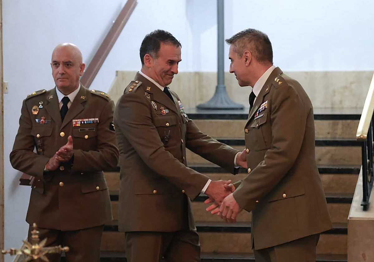 El delegado de Defensa saliente, Juan Luis González, saluda al nuevo delegado Jesús Moreno.