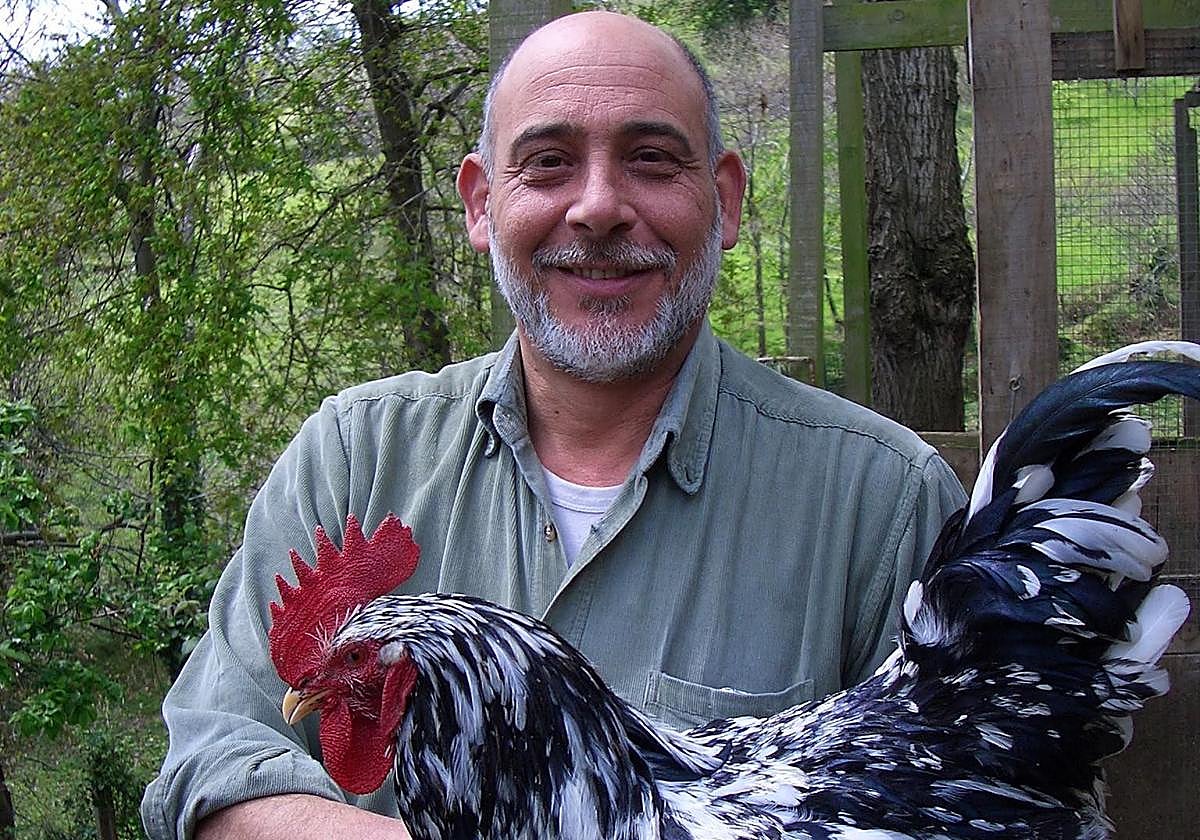 Rafael Eguiño Marcos, con un ejemplar de pita pinta asturiana.