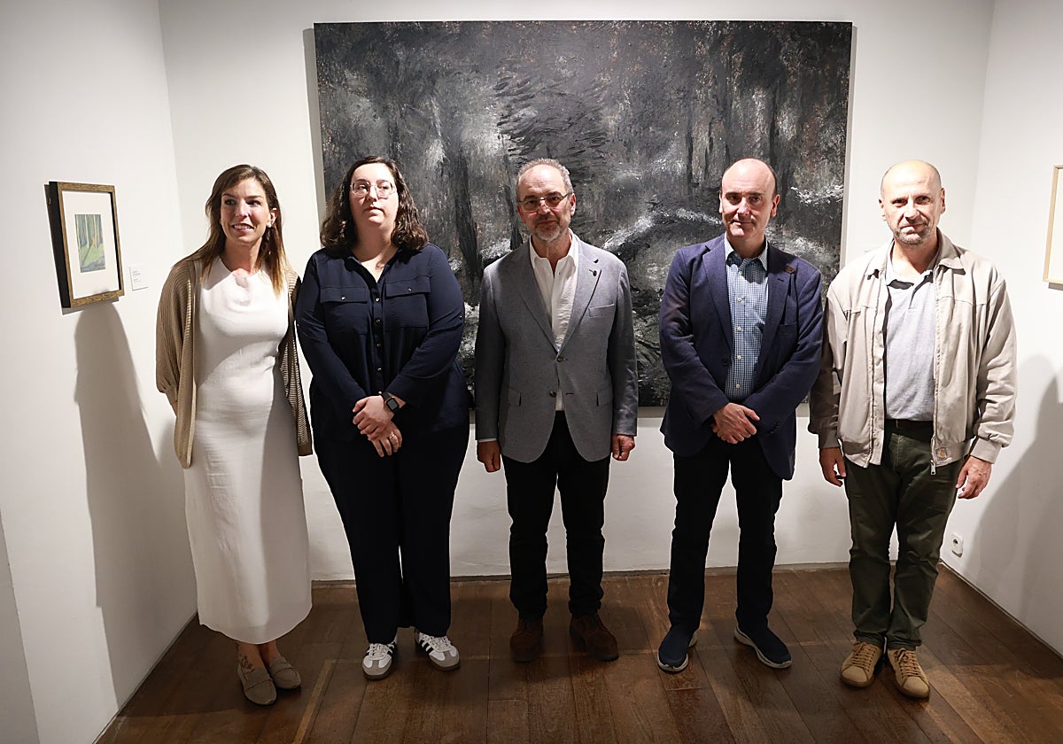 Lourdes García, concejala de Educación; Laura Baños, ayudante de conservación; Gabino Busto, conservador del museo; Pablo León, director de Patrimonio y Celestino Varela, director de la Ópera de Oviedo.