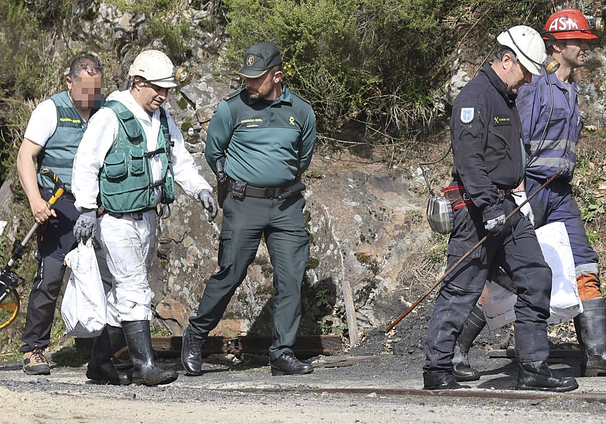 La Guardia Civil y la Brigada de Salvamento Minero inspeccionan la mina de Cerredo días después del trágico accidente que costó la vida a cinco mineros.