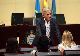 José Antonio Rodas conversa con dos asistentes a la conferencia que pronunció este jueves.