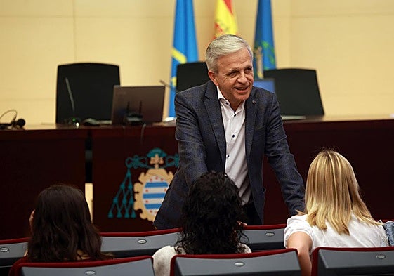José Antonio Rodas conversa con dos asistentes a la conferencia que pronunció este jueves.