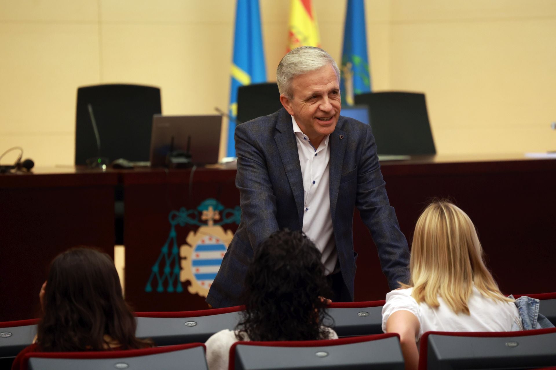 José Antonio Rodas conversa con dos asistentes a la conferencia que pronunció este jueves.