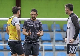El técnico Dani Vidal matiza el posicionamiento de los dos pivotes del Real Avilés durante un entrenamiento del equipo en La Toba.