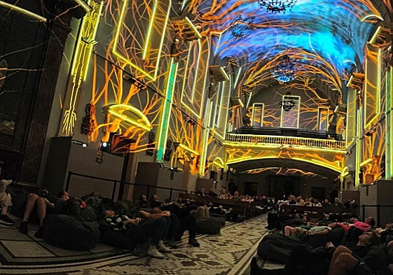 La iglesia de la Inmaculada a rebosar de público para acudir al primer día del espectáculo 'Génesis' en el que se muestra el origen de la vida a todo color