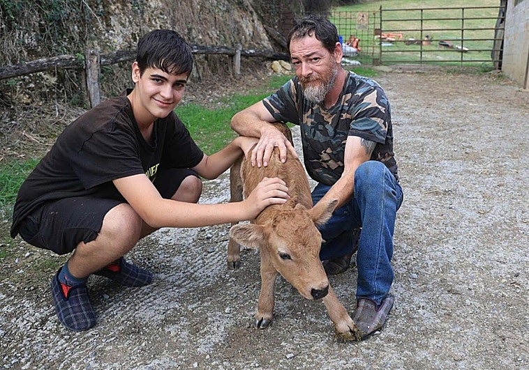 'Milagros' posa entre Miguel y Ramón en Fontaciera.