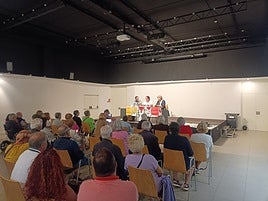 Lectura del pregón de las Fiestas de La Carriona, en el centro sociocultural.