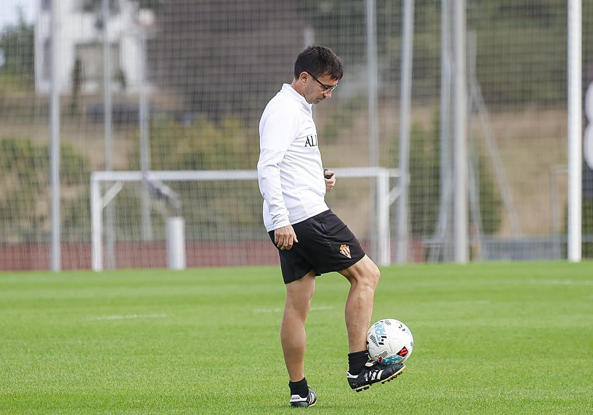 El técnico del Sporting, en un momento del entrenamiento de este viernes.