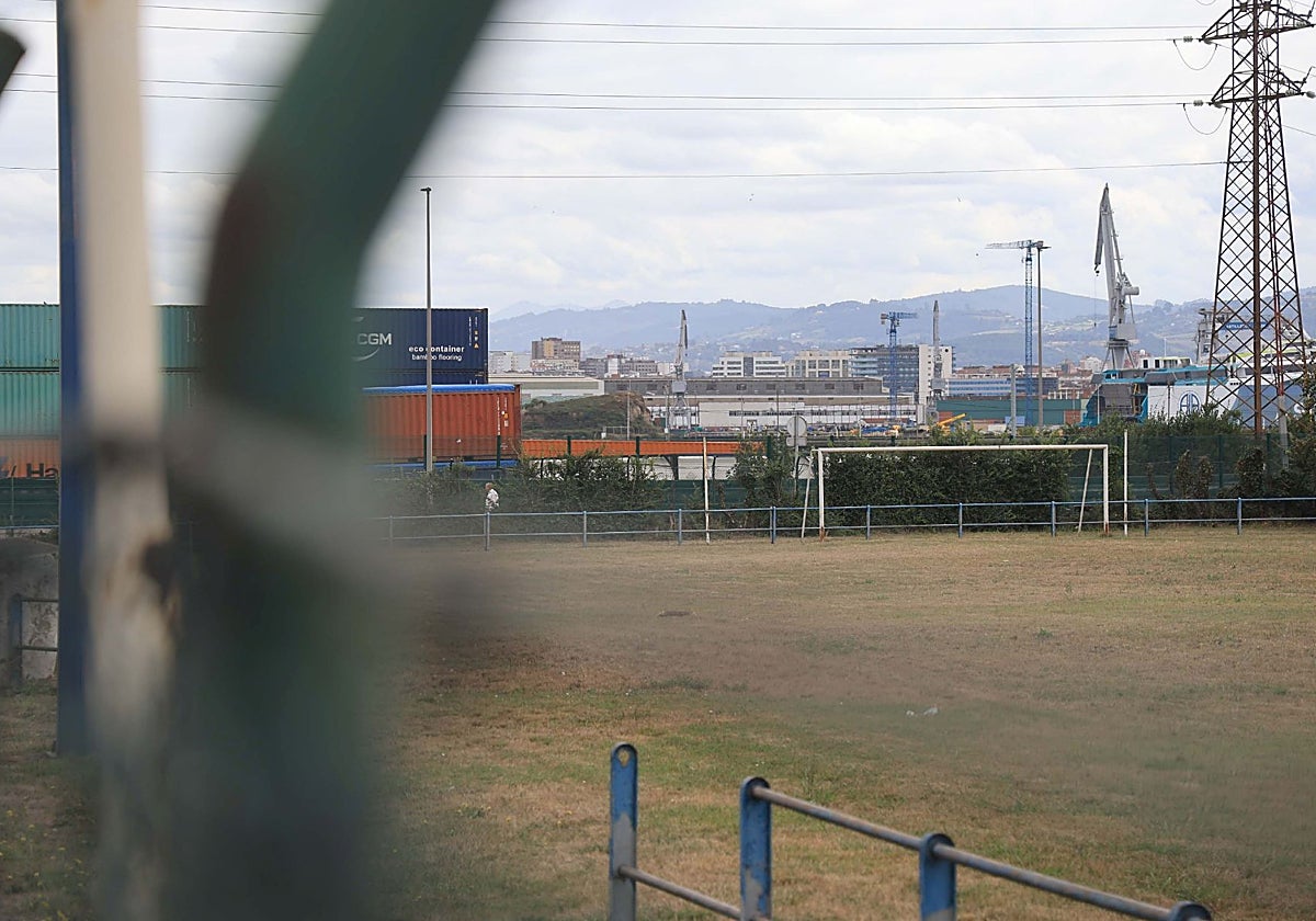 El campo de fútbol de la calle Francisco Eiriz de Jove, con las instalaciones portuarias al fondo.