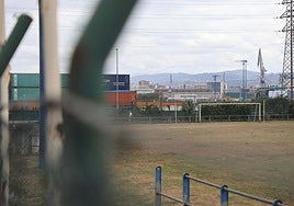 El campo de fútbol de la calle Francisco Eiriz de Jove, con las instalaciones portuarias al fondo.
