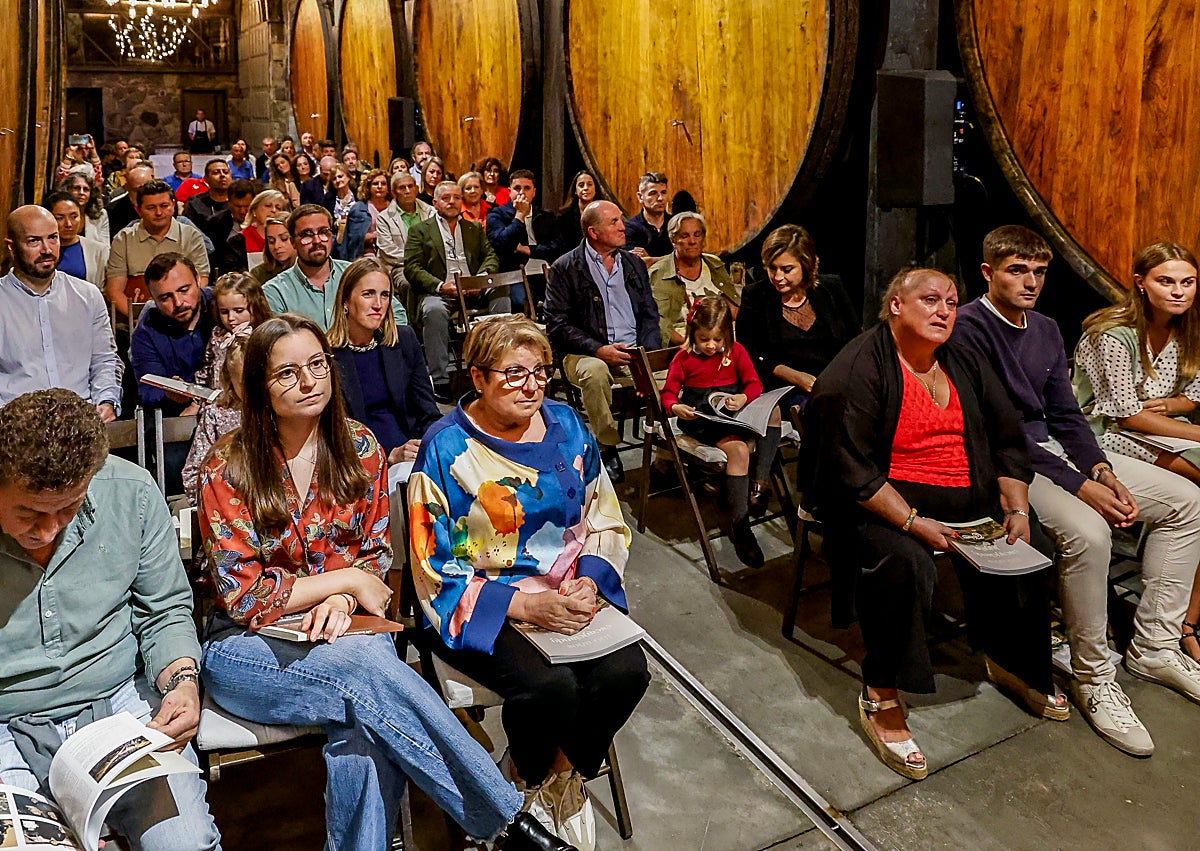 Imagen secundaria 1 - Samuel Trabanco firma el libro 'Trabanco, 100 años escanciando juntos' en el llagar El Túnel, en una cita familiar en la que conversó con el autor Pachi Poncela, en la foto superior.