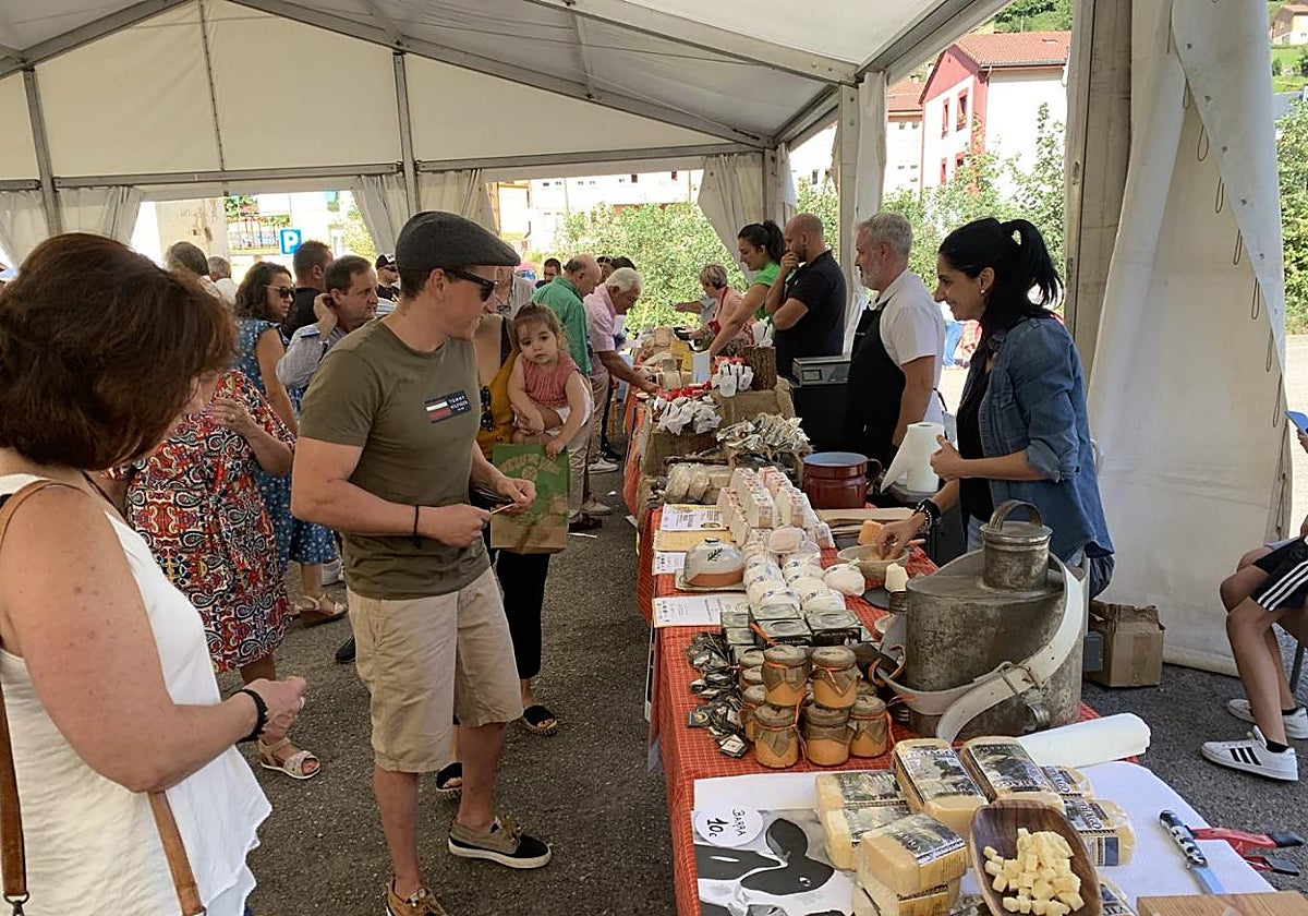 Imagen de la pasada edición del certamen morciniego de los quesos artesanos asturianos