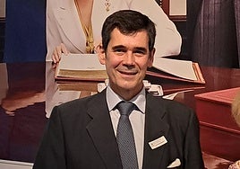 El marqués de San Adrián, frente a una imagen de la muestra en la que se ve a la Princesa.