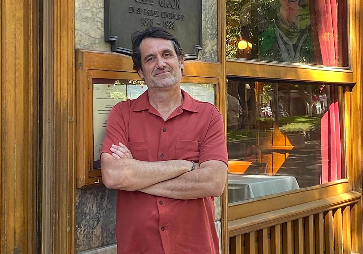 El escritor catalán conocía ayer el fallo del jurado que destacó su obra 'Las crines'.