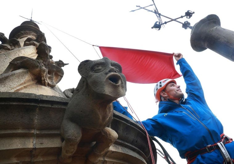 La Catedral de Oviedo anuncia el Jubileo con las banderas de la Perdonanza