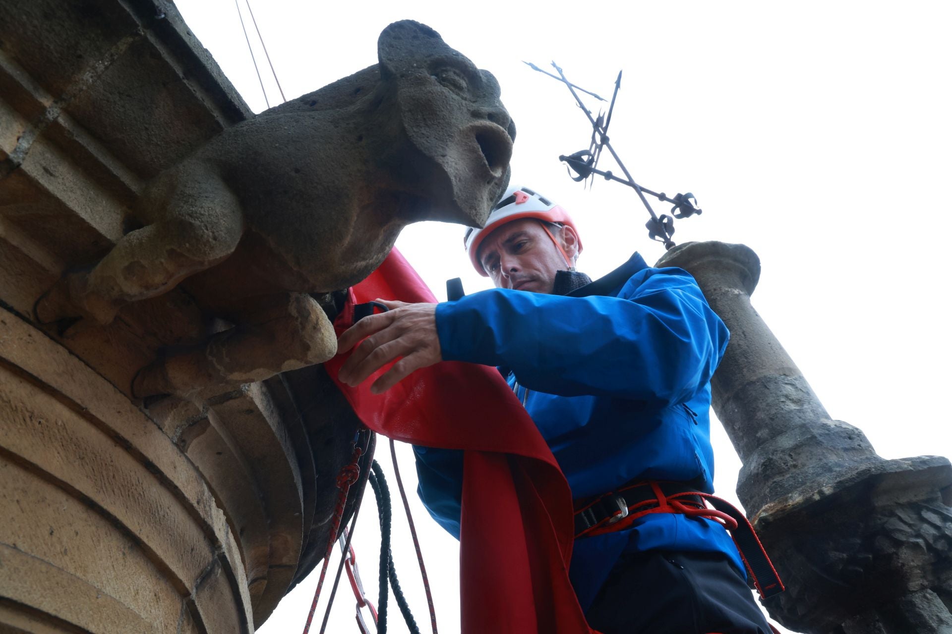 Las banderas de la Perdonanza vuelven a ondear en la torre de la Catedral de Oviedo