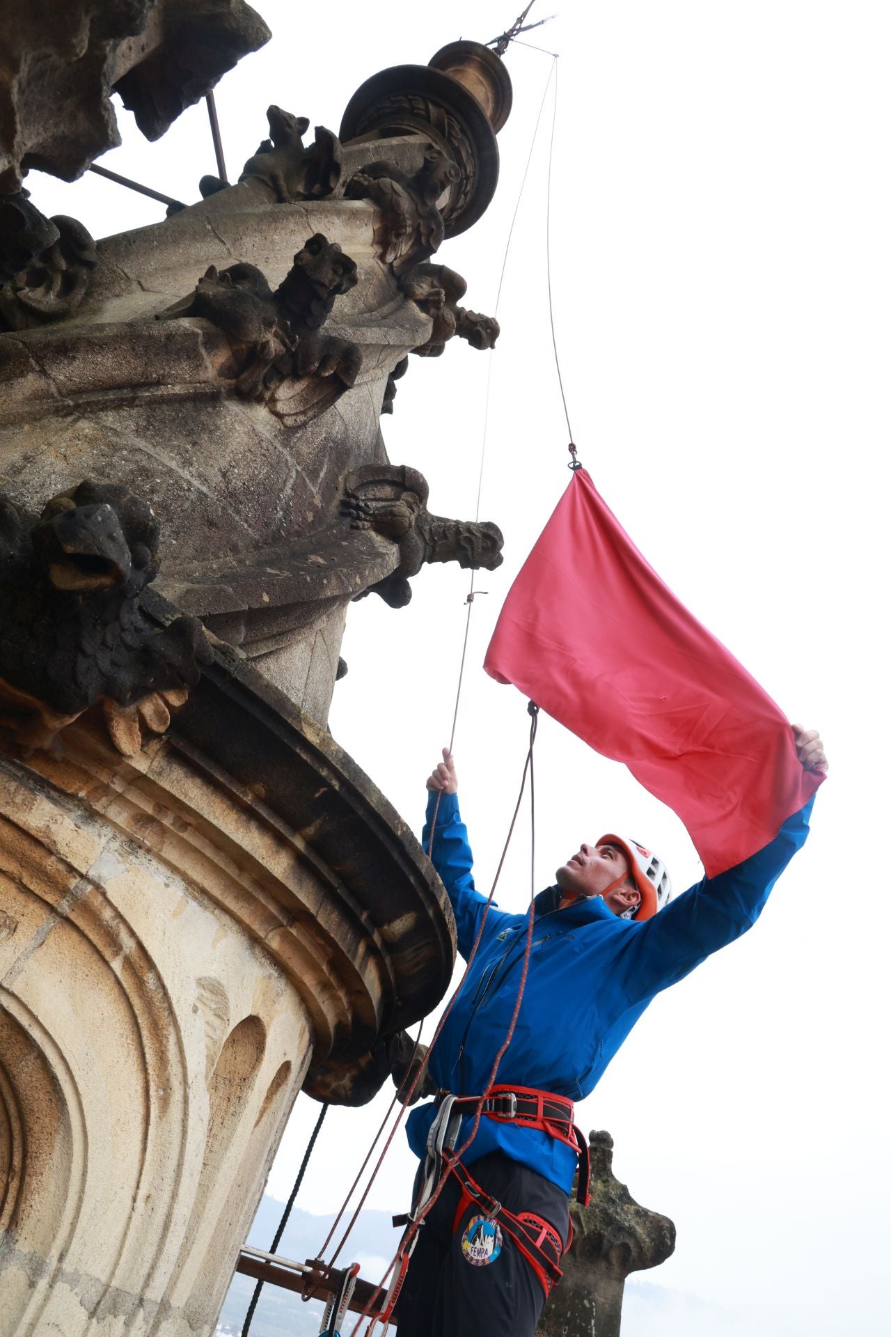 Las banderas de la Perdonanza vuelven a ondear en la torre de la Catedral de Oviedo