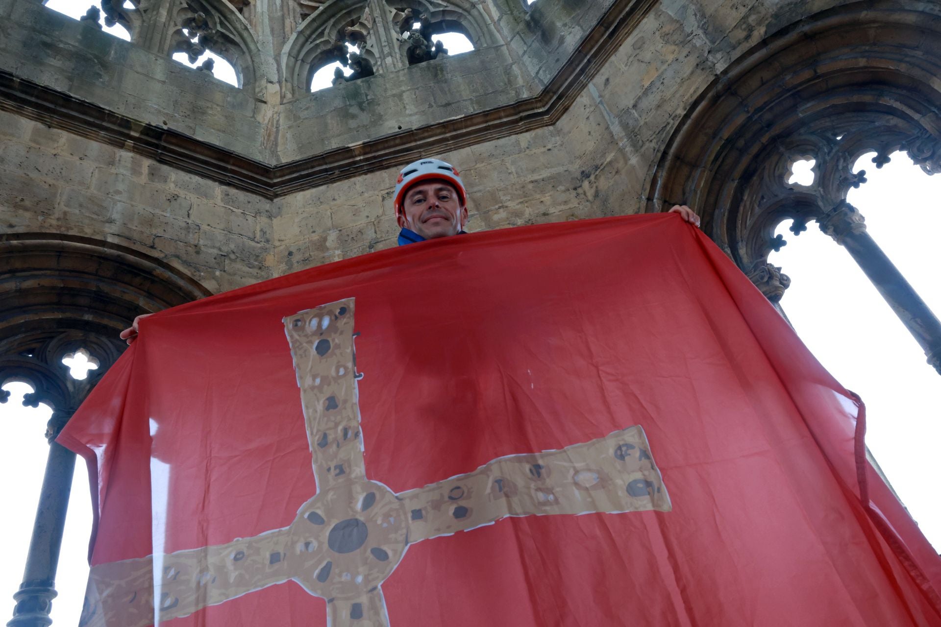 Las banderas de la Perdonanza vuelven a ondear en la torre de la Catedral de Oviedo