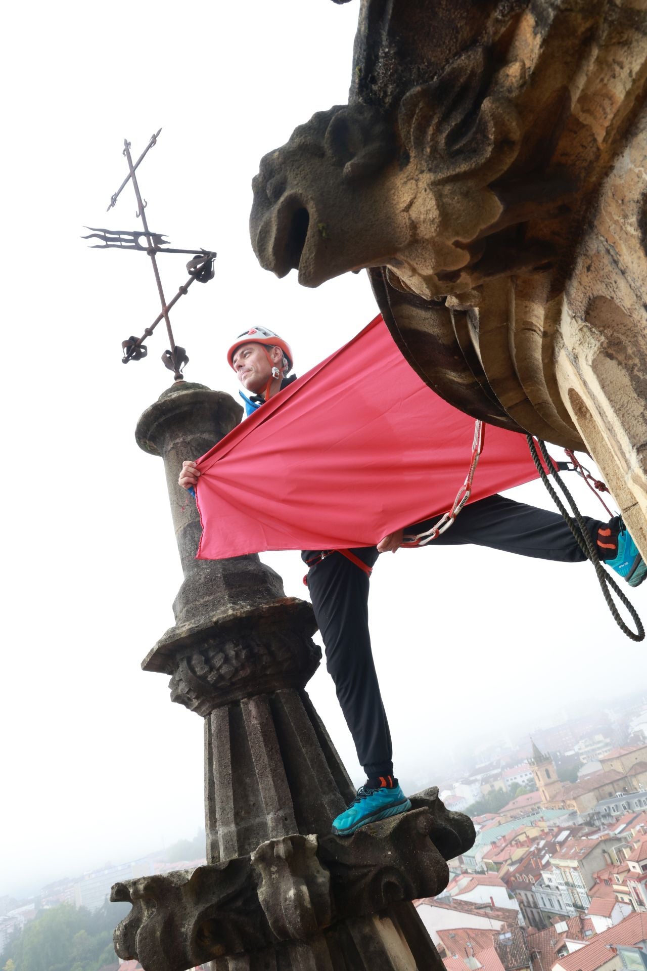 Las banderas de la Perdonanza vuelven a ondear en la torre de la Catedral de Oviedo