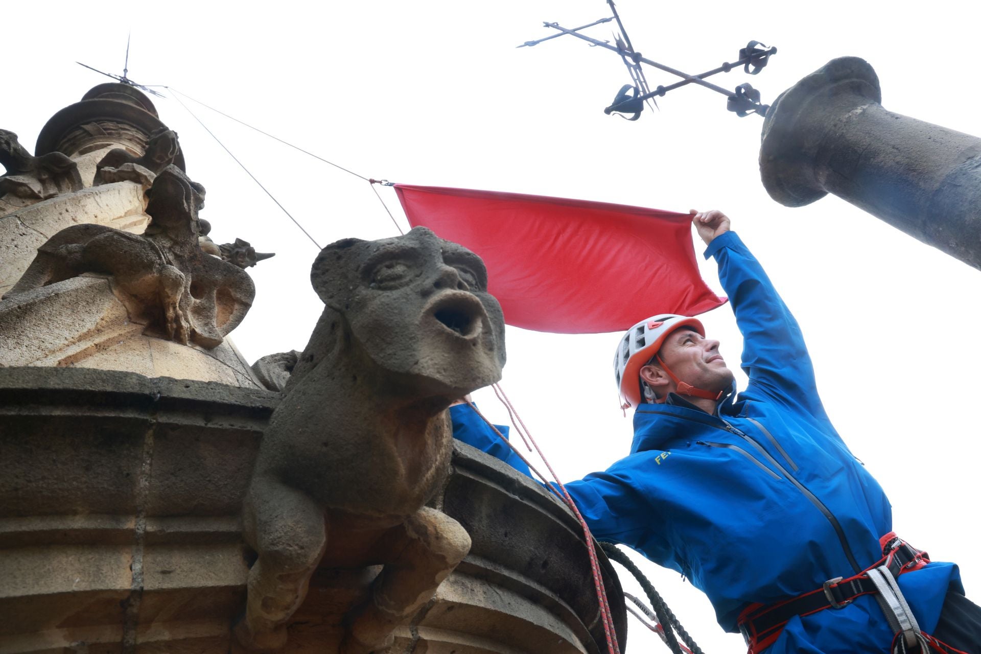 Las banderas de la Perdonanza vuelven a ondear en la torre de la Catedral de Oviedo