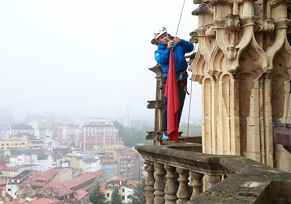 Las banderas de la Perdonanza vuelven a ondear en la torre de la Catedral de Oviedo