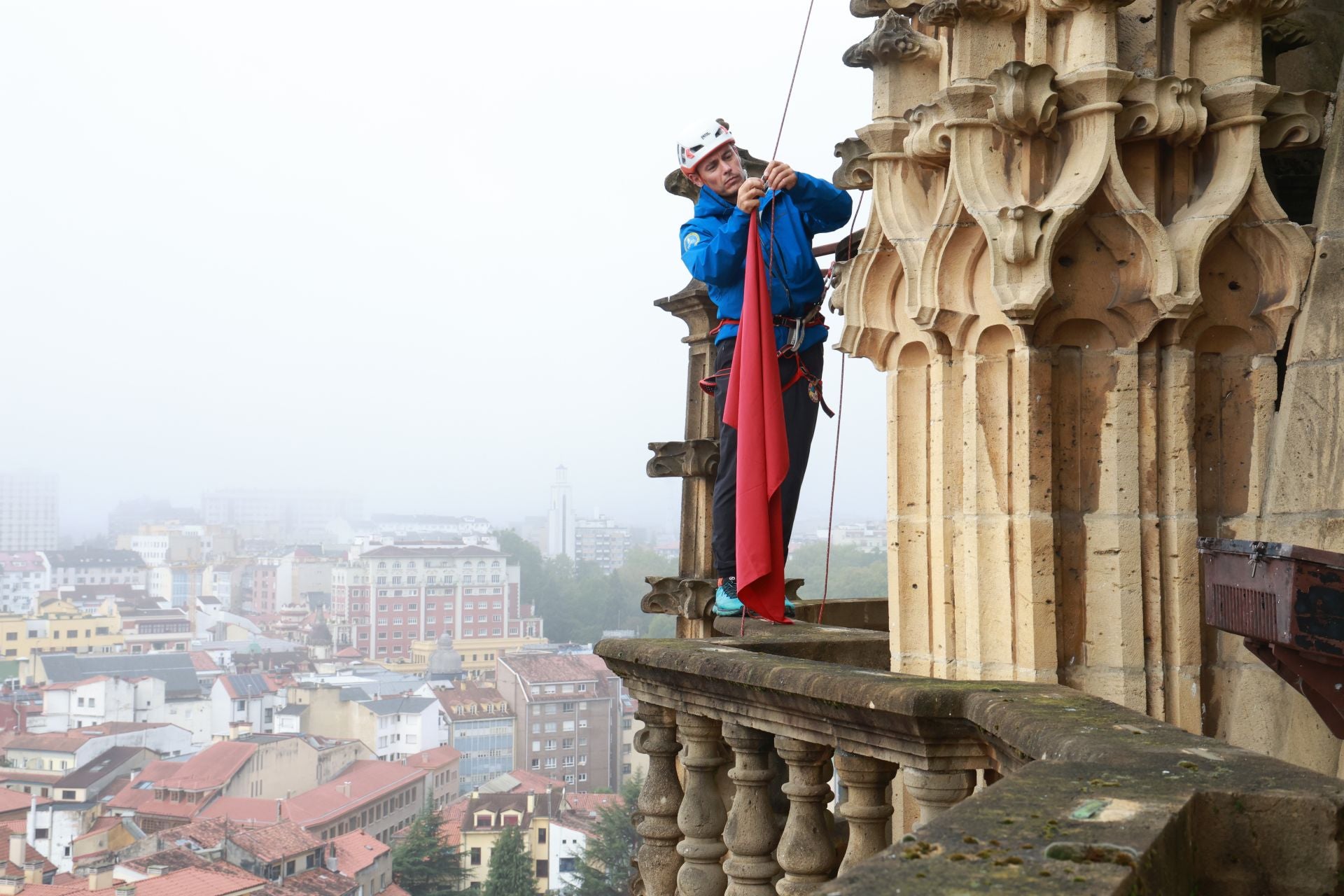 Las banderas de la Perdonanza vuelven a ondear en la torre de la Catedral de Oviedo