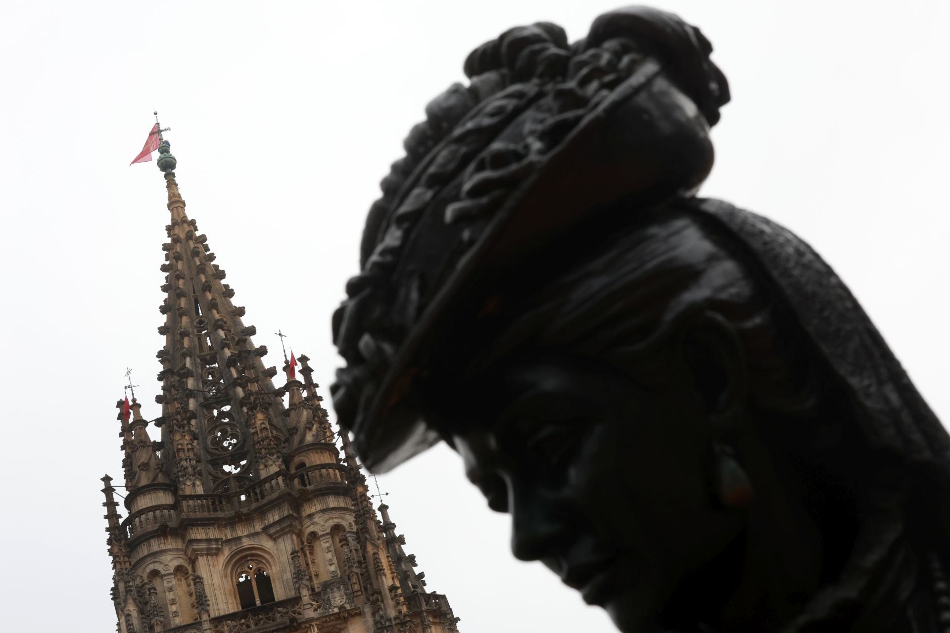 Las banderas de la Perdonanza vuelven a ondear en la torre de la Catedral de Oviedo
