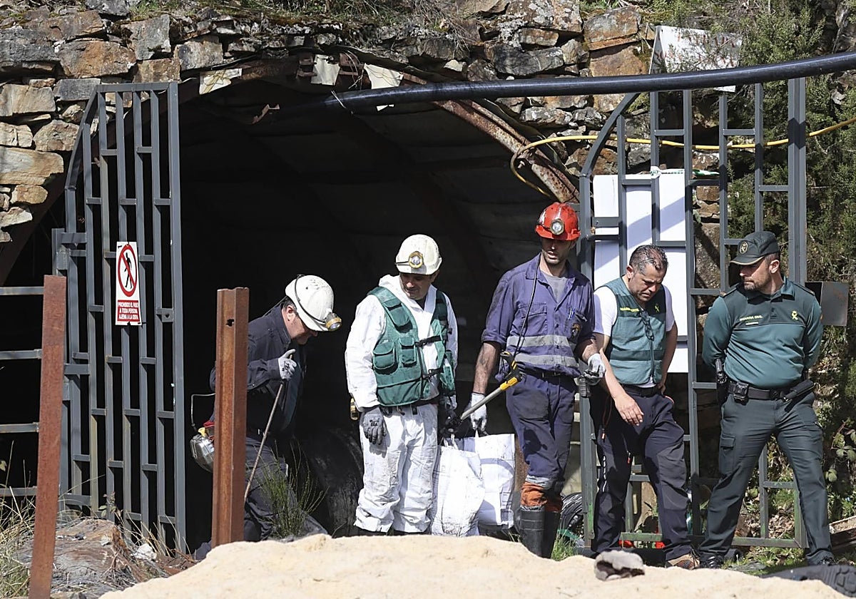 Inspectores abandonan la mina de Cerredo tras el accidente en el que murieron cinco personas.