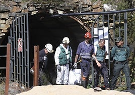 Inspectores abandonan la mina de Cerredo tras el accidente en el que murieron cinco personas.