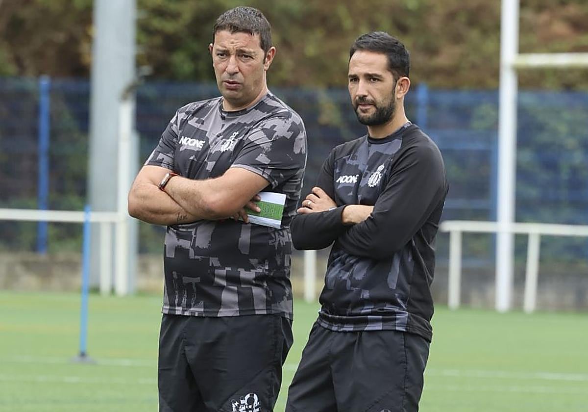 Dani Vidal, junto a su segundo, José Luis Deus, en un entrenamiento de esta semana en La Toba.