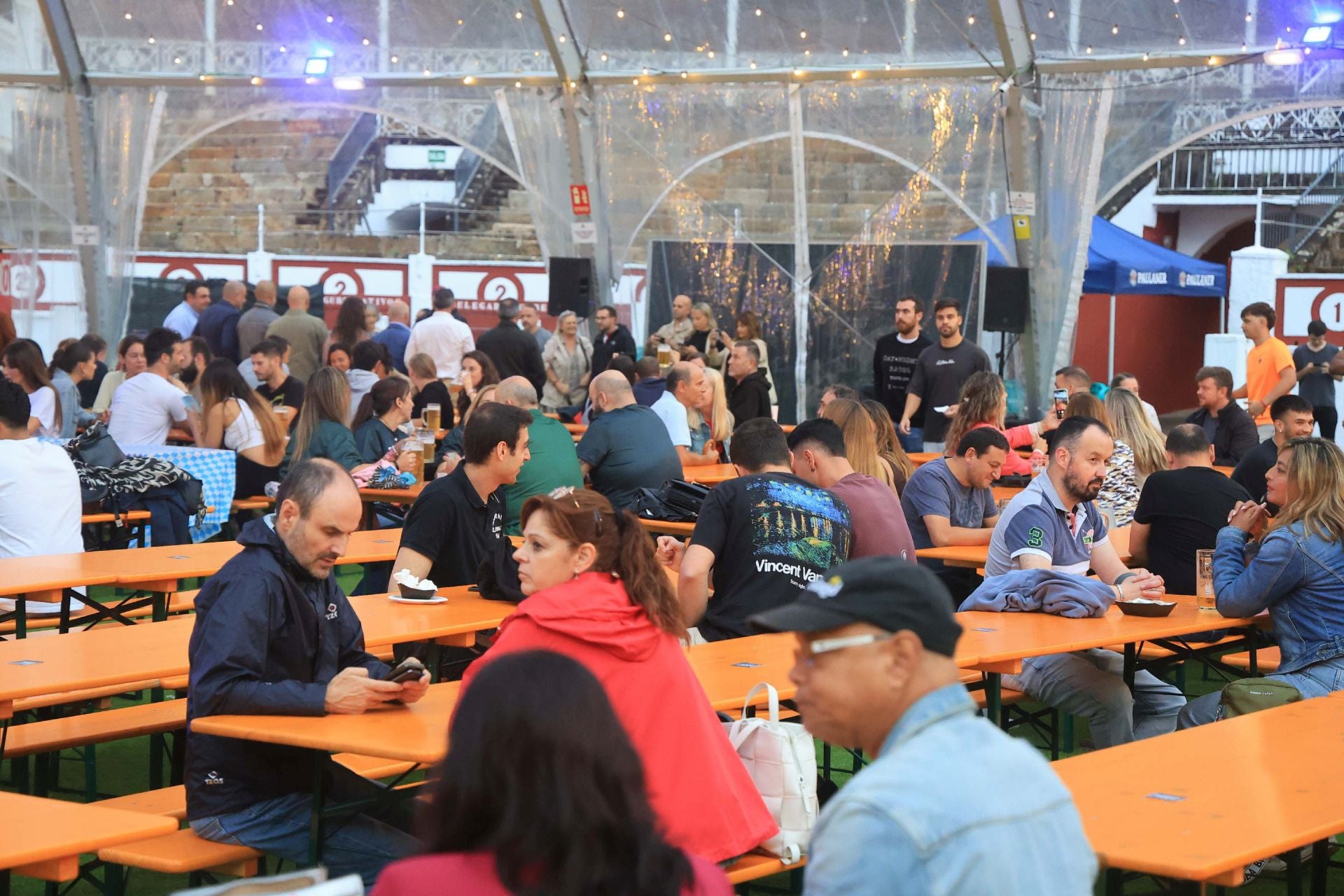 Cerveza, comida y mucha fiesta en el Oktoberfest de Gijón