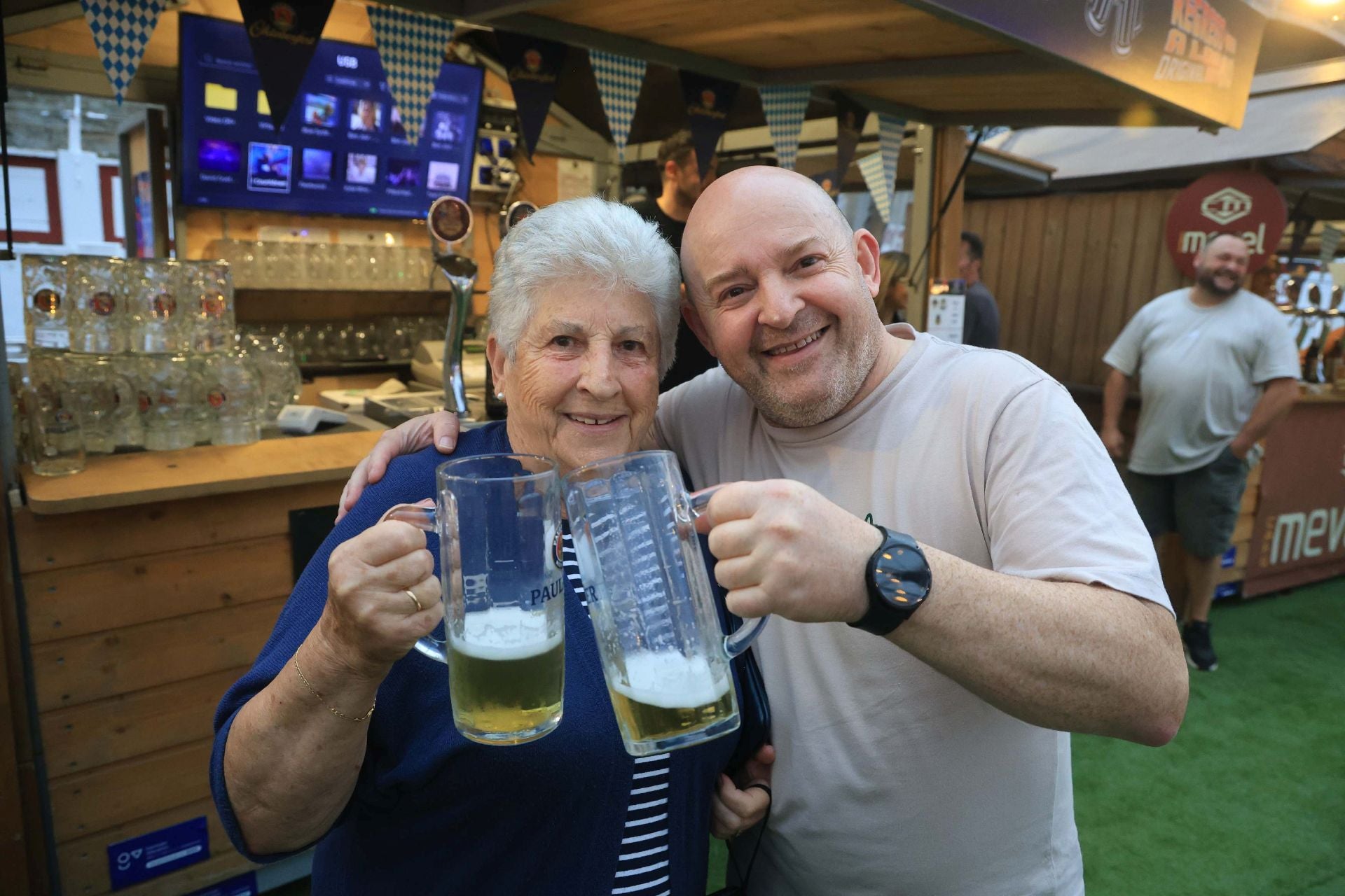 Cerveza, comida y mucha fiesta en el Oktoberfest de Gijón