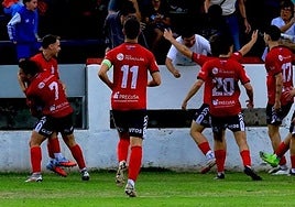 Los jugadores del Praviano celebran el tanto marcado al Sporting Atlético.