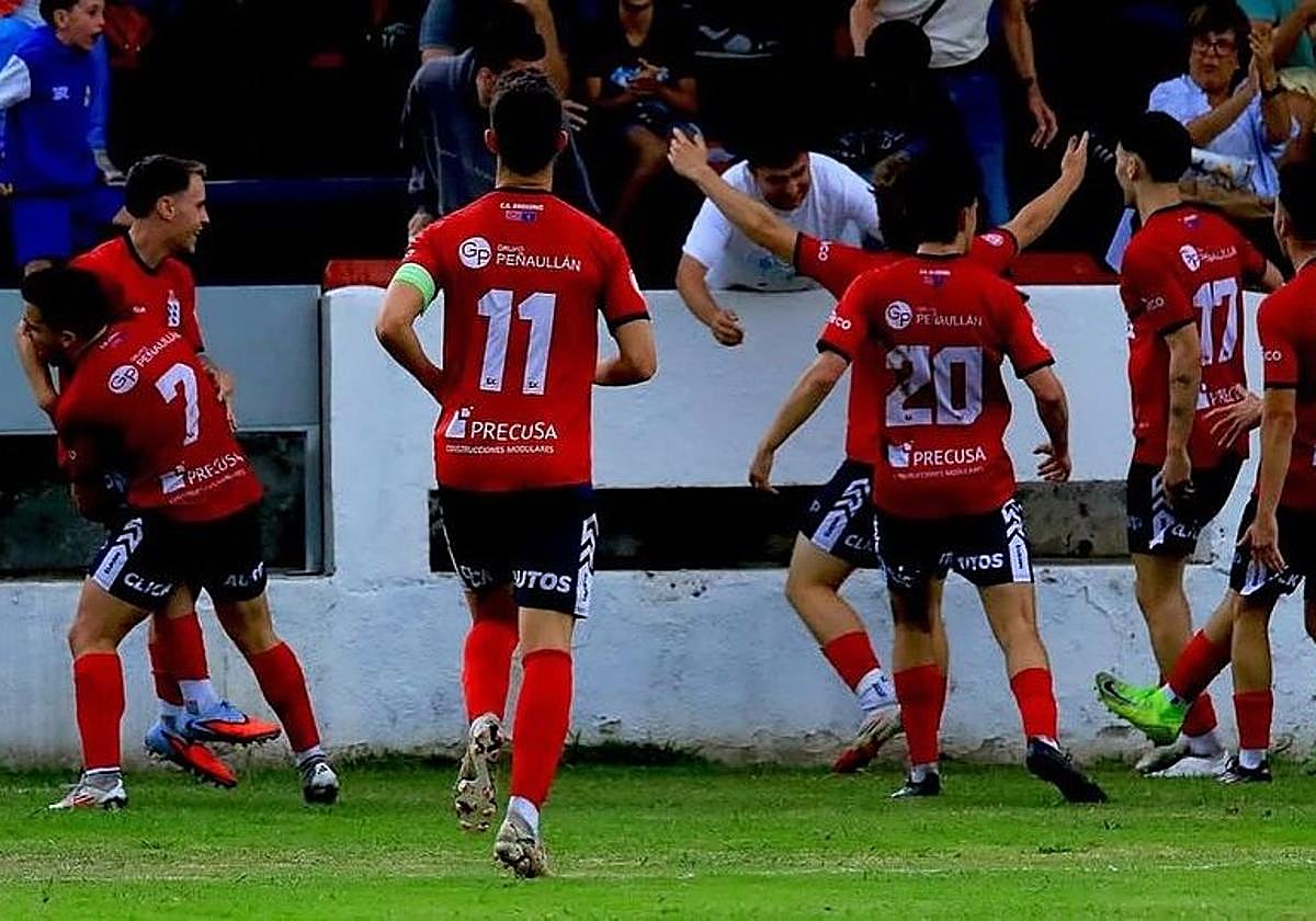 Los jugadores del Praviano celebran el tanto marcado al Sporting Atlético.