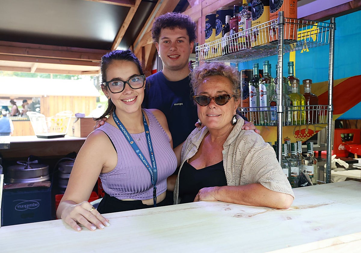 Saray Alonso, Pelayo Herrero y Carmen Fernández, en su caseta mateína del paseo del Bombé.