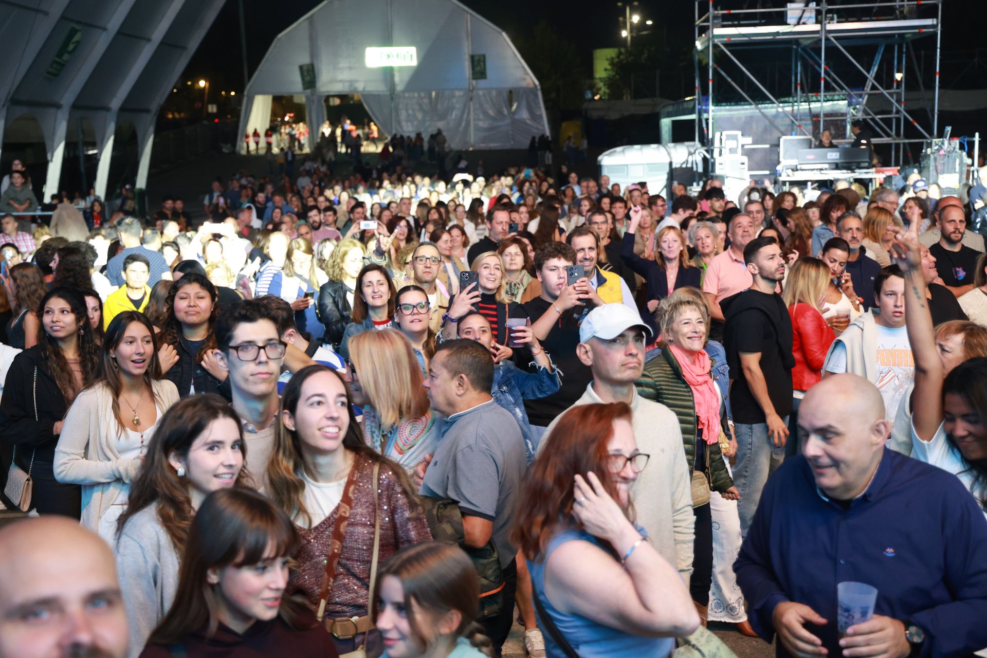 El tributo a Hombres G, Estopa y Shakira enciende La Ería