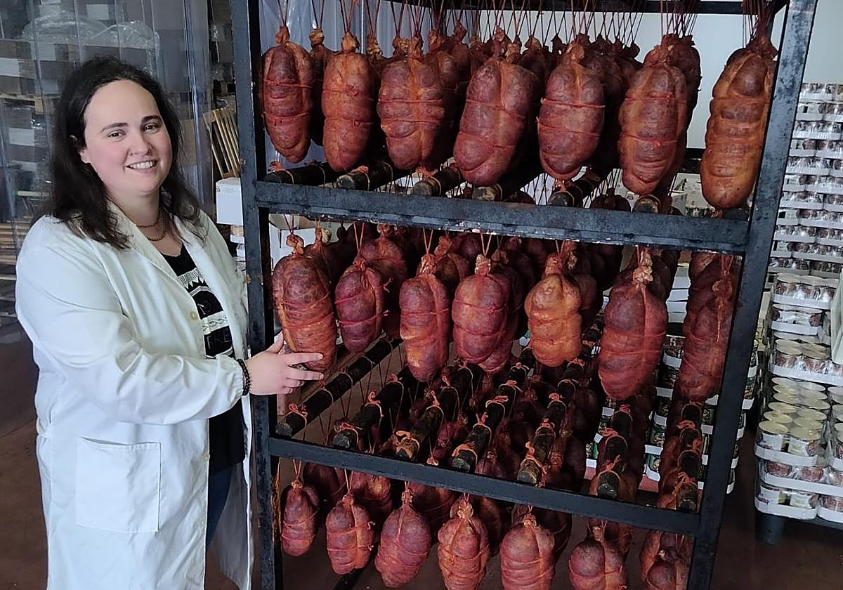 Elena Gómez, rodeada de choscos.