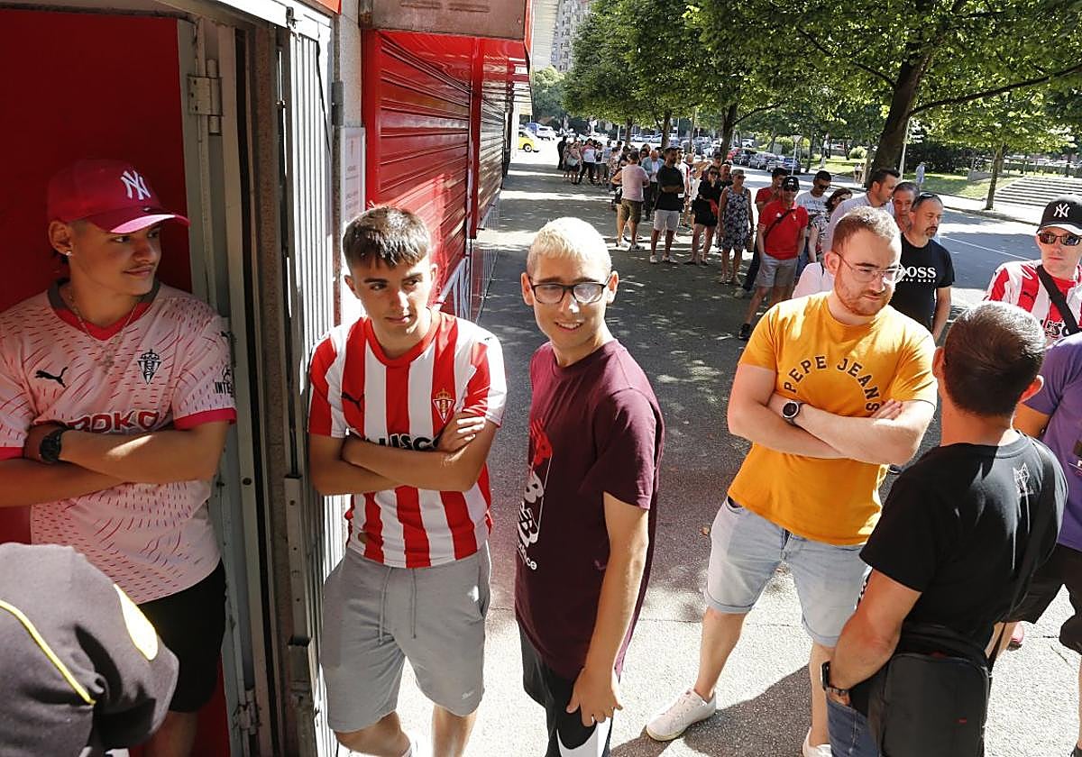 Colas de aficionados en El Molinón durante la campaña de abonados del presente verano.