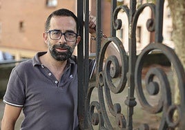 El portavoz de Podemos Avilés, David García, posa en Cabruñana junto a la sede local del partido.