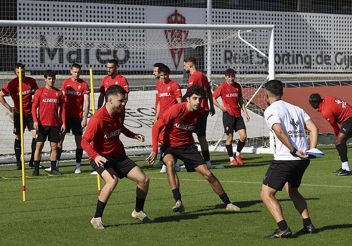 Los rojiblancos Guille Rosas y Gelabert, durante un ejecicio en la sesión matinal de este sábado .