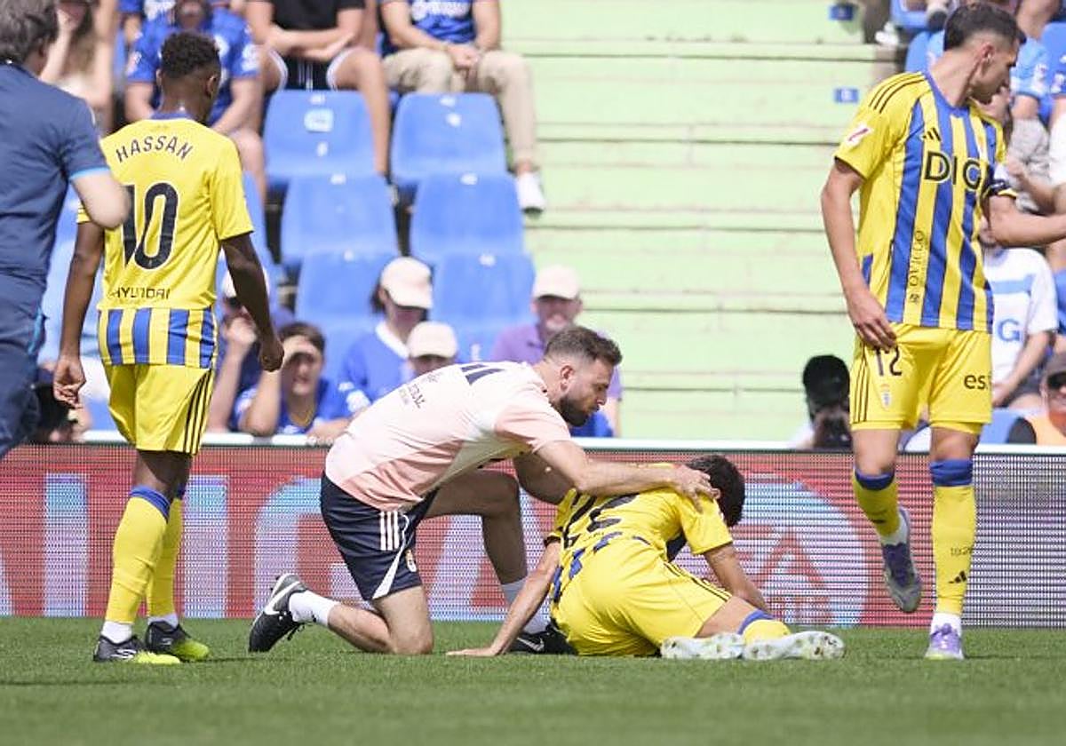 Nacho Vidal, en el suelo, atendido en los primeros instantes.